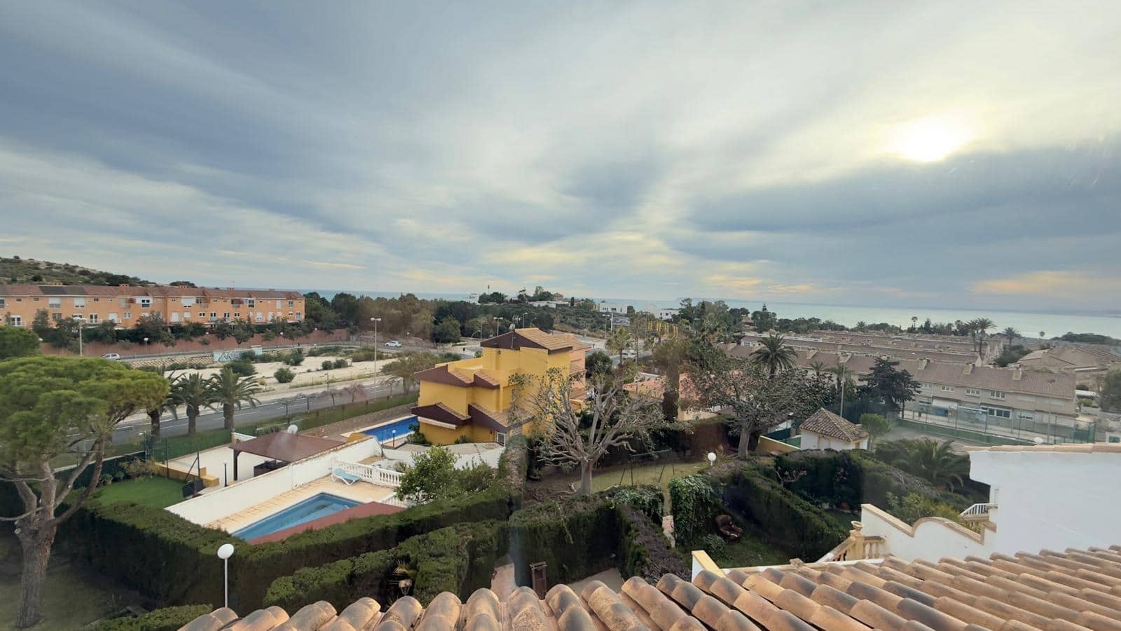 4 soveværelse Villa til leje i Alicante by med swimmingpool garage - € 2.800 (Ref: 9536297)