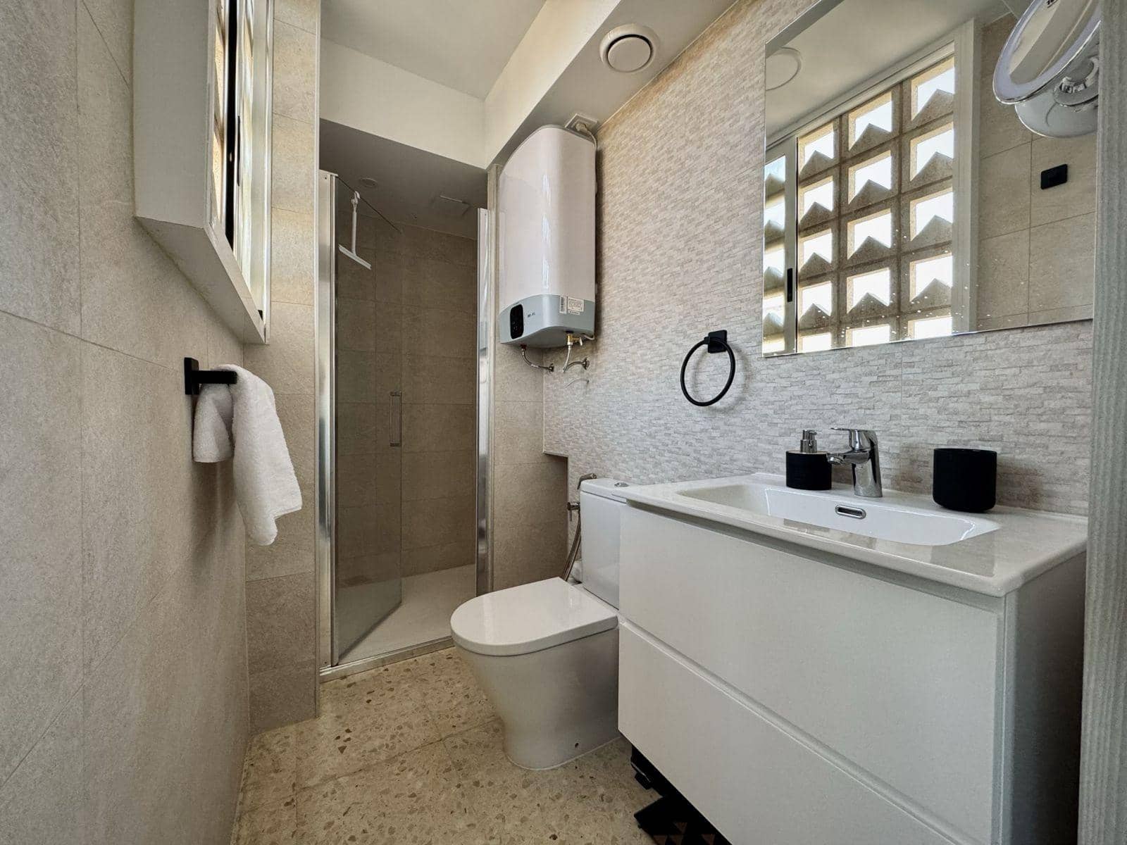 2 soveværelse Lejlighed til leje i Benidorm med swimmingpool - € 1.800 (Ref: 9541233)