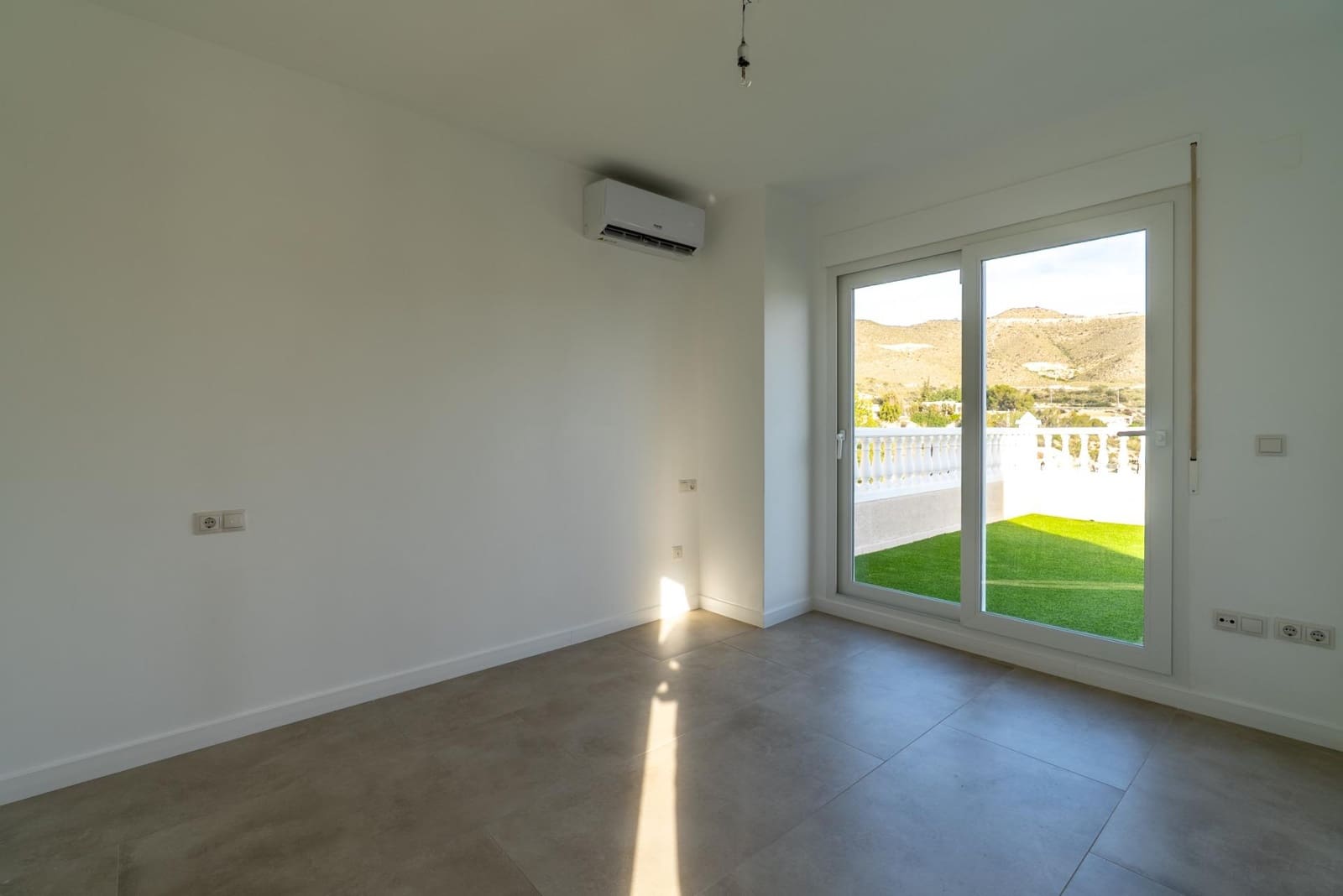 3 soverom Villa til salgs i El Campello med garasje - € 550 000 (Ref: 9555982)