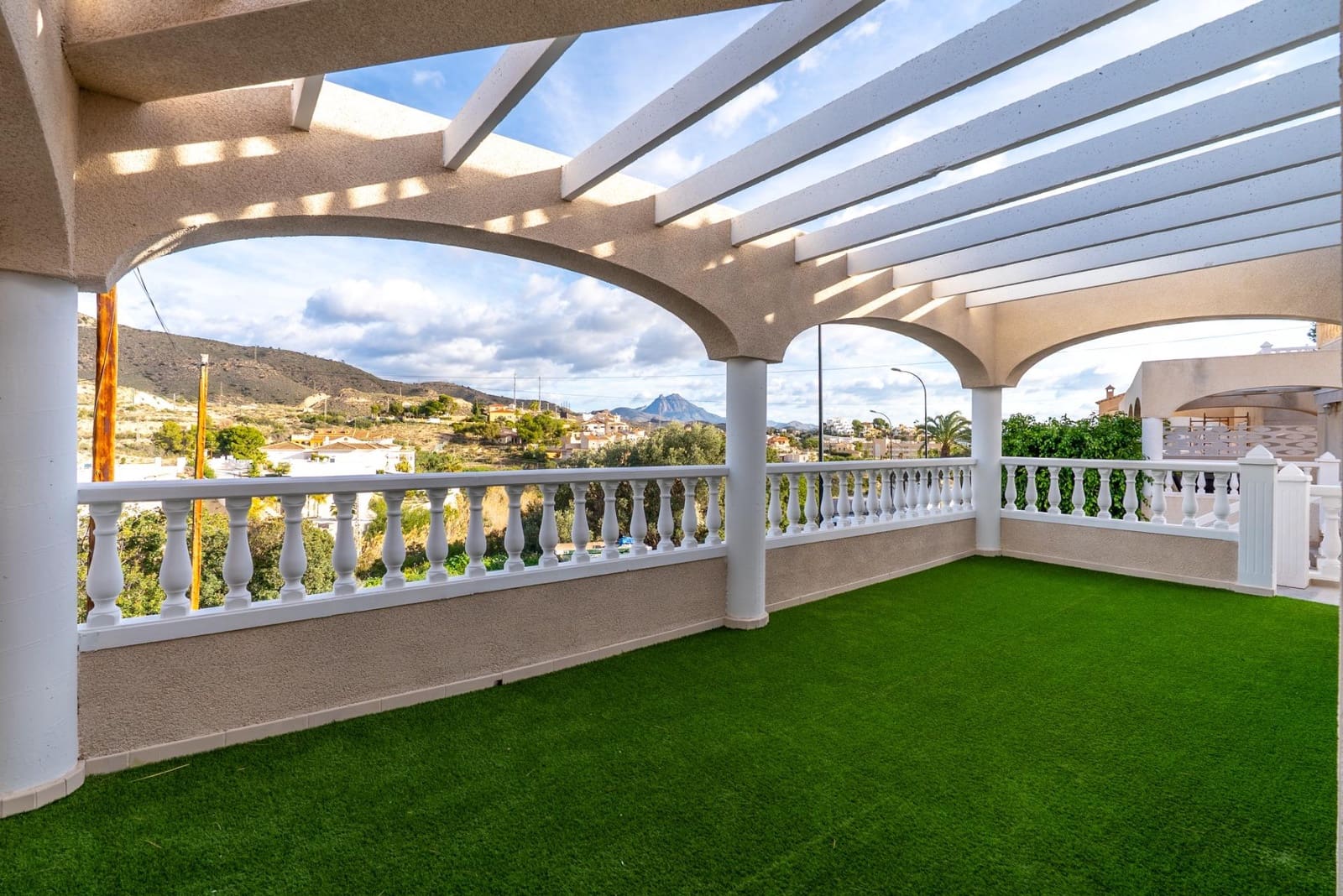 3 soverom Villa til salgs i El Campello med garasje - € 550 000 (Ref: 9555982)