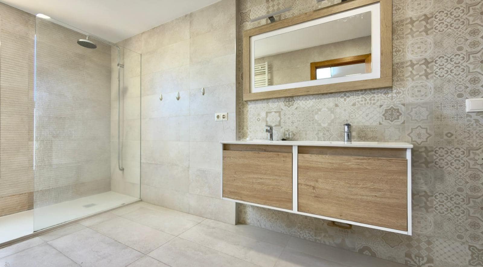 6 makuuhuone Rivitalo myytävänä paikassa Alicante kaupunki mukana uima-altaan 
autotalli - 698 000 € (Ref: 9565342)