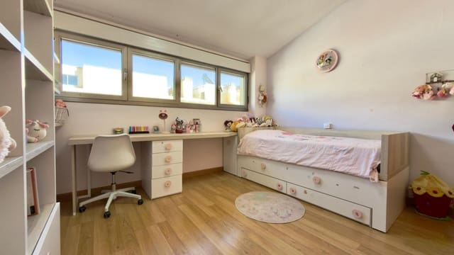 6 makuuhuone Rivitalo myytävänä paikassa Alicante Golf, Alicante kaupunki mukana uima-altaan 
autotalli - 698 000 € (Ref: 9565342)