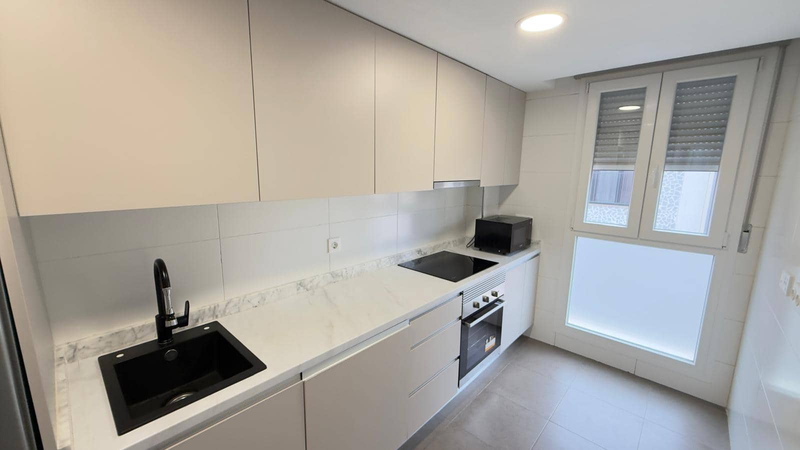 4 bedroom Flat for rent in Alicante / Alacant city - € 1,200 (Ref: 9565343)