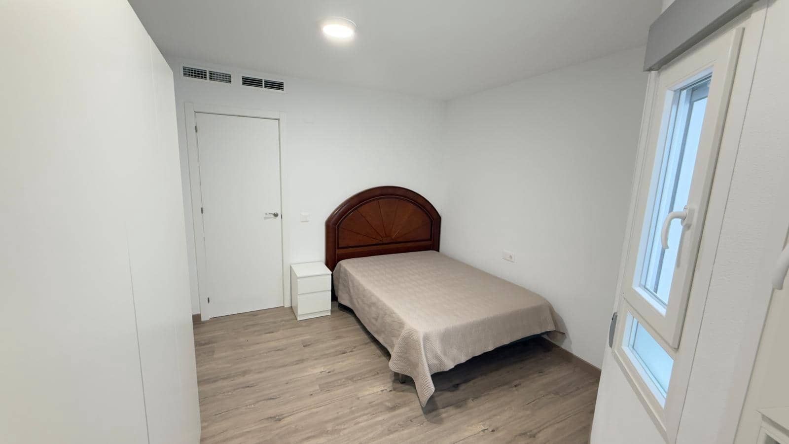 4 bedroom Flat for rent in Alicante / Alacant city - € 1,200 (Ref: 9565343)