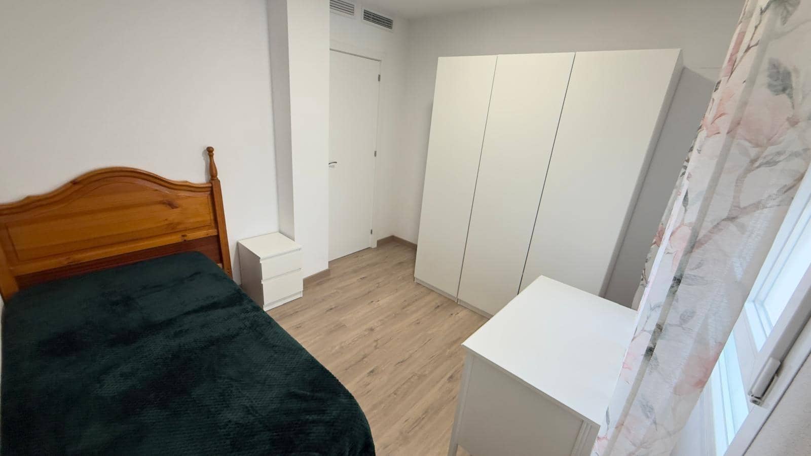 4 bedroom Flat for rent in Alicante / Alacant city - € 1,200 (Ref: 9565343)