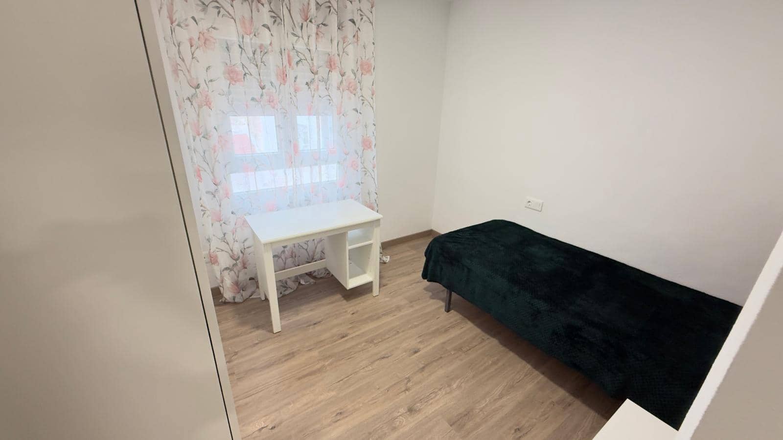 4 bedroom Flat for rent in Alicante / Alacant city - € 1,200 (Ref: 9565343)