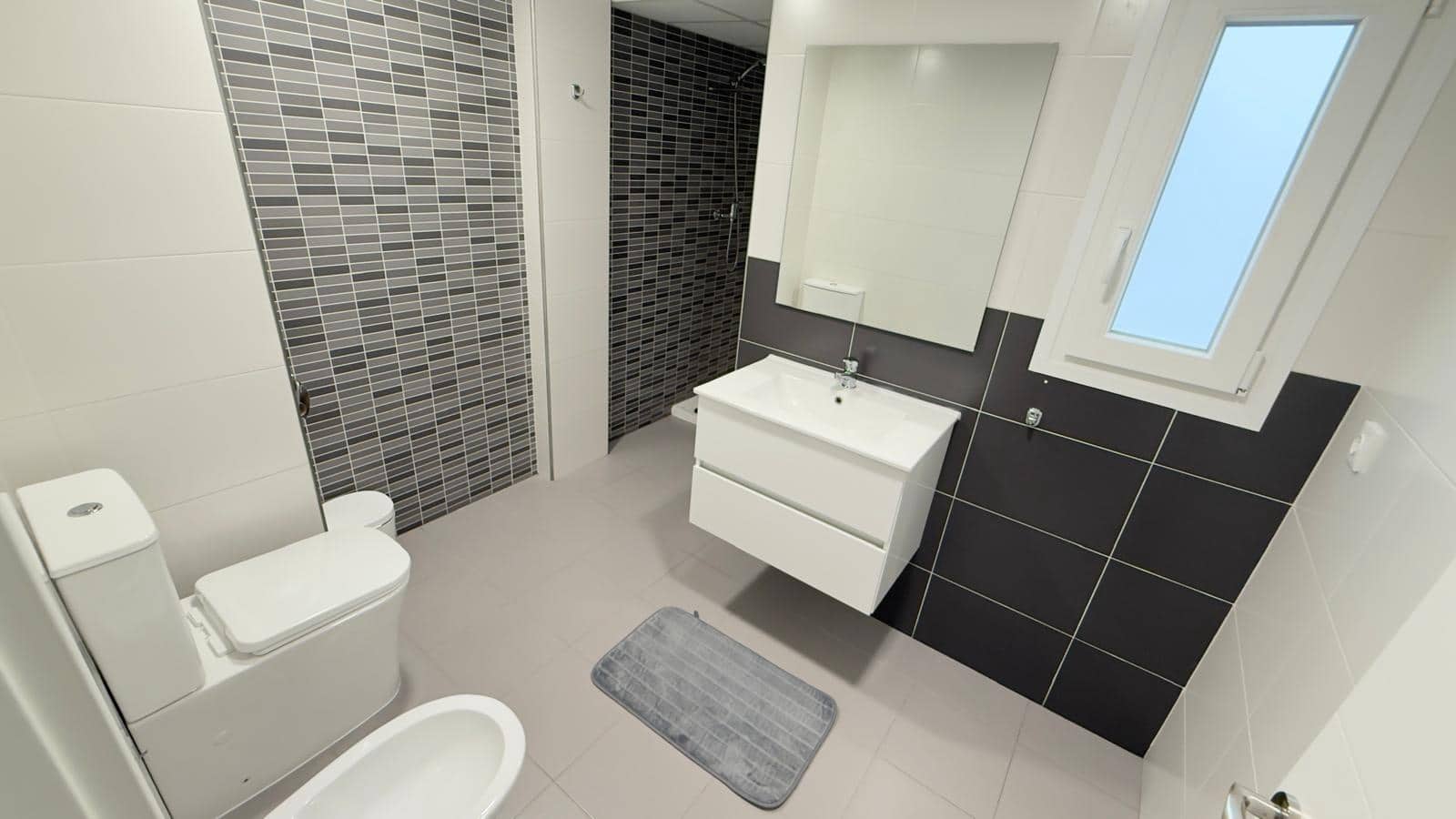 4 bedroom Flat for rent in Alicante / Alacant city - € 1,200 (Ref: 9565343)