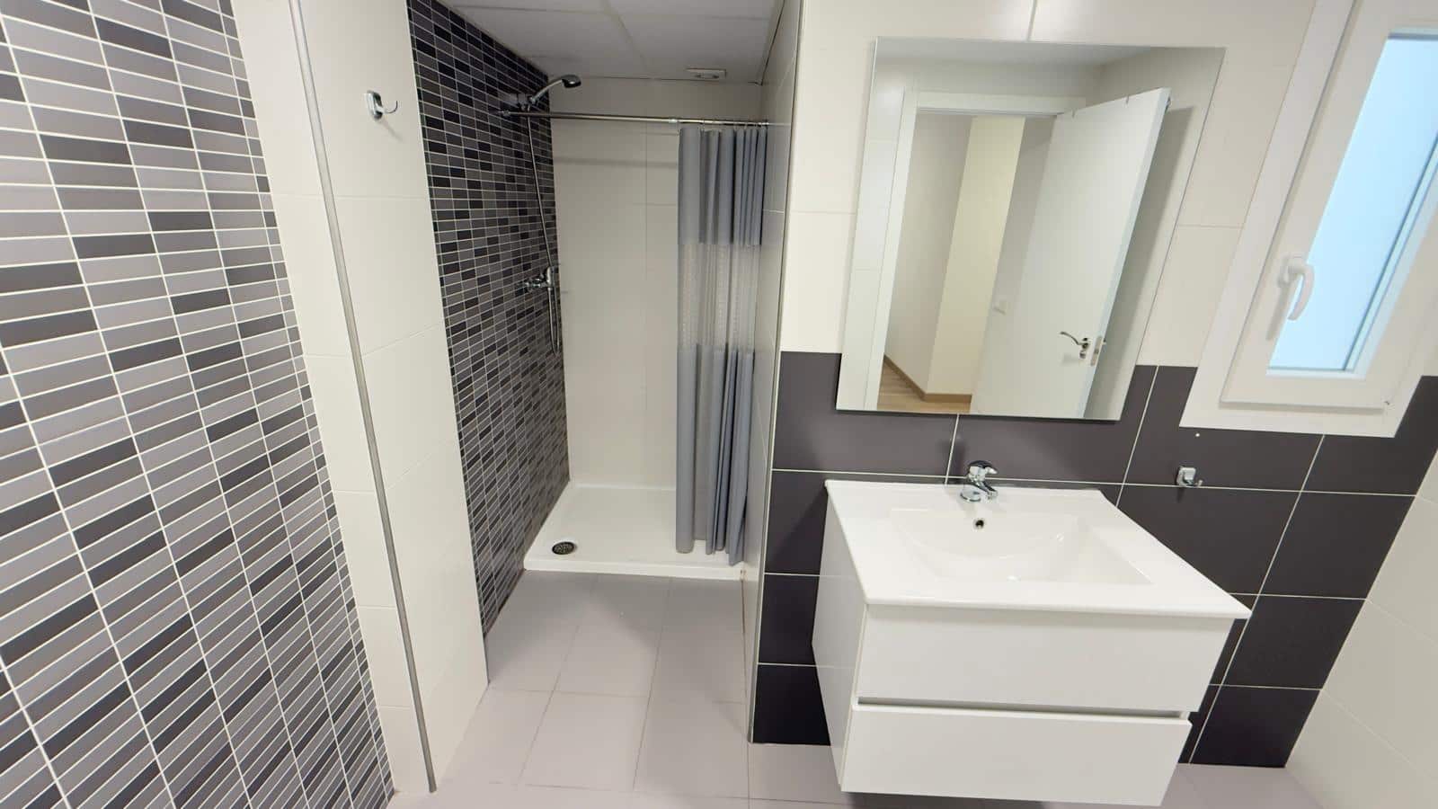 4 bedroom Flat for rent in Alicante / Alacant city - € 1,200 (Ref: 9565343)