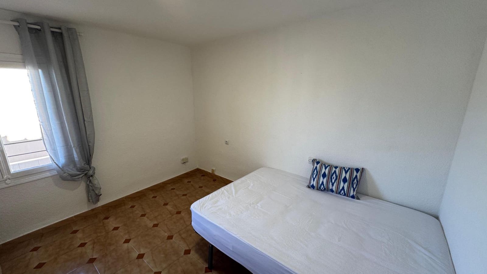 3 slaapkamer Appartement te huur in Alicante stad - € 870 (Ref: 9586625)