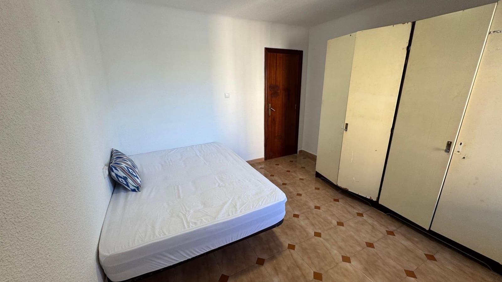 3 slaapkamer Appartement te huur in Alicante stad - € 870 (Ref: 9586625)