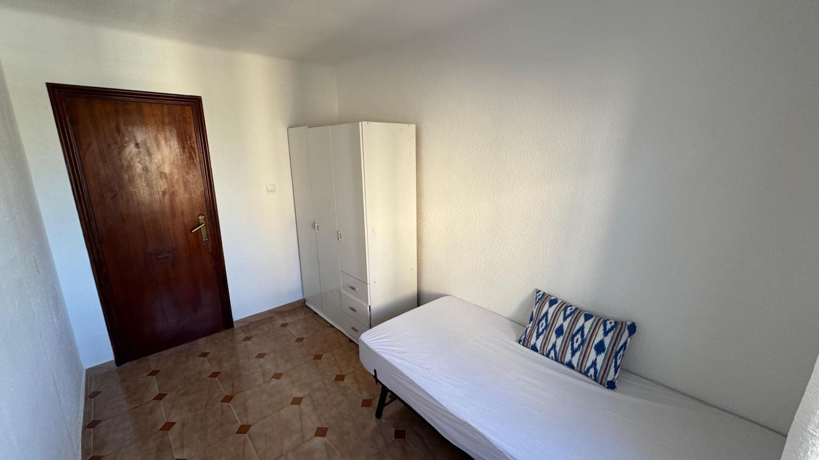 3 slaapkamer Appartement te huur in Alicante stad - € 870 (Ref: 9586625)