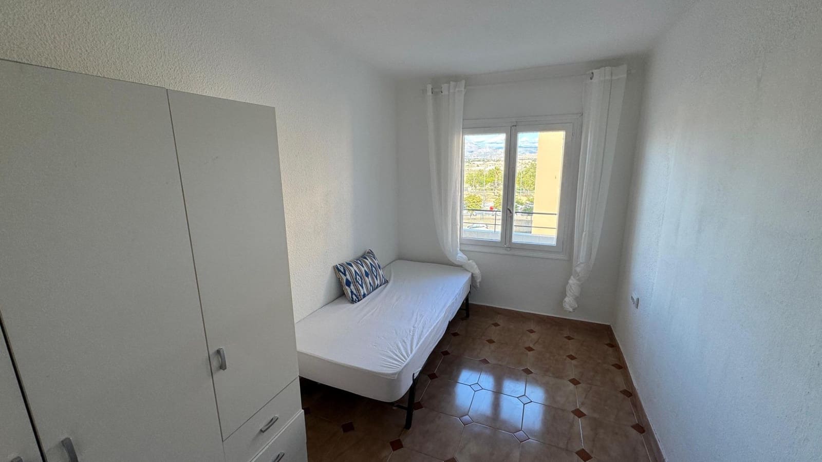 3 slaapkamer Appartement te huur in Alicante stad - € 870 (Ref: 9586625)