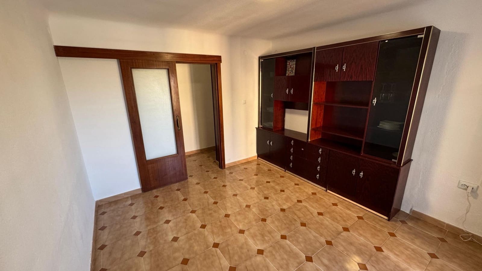 3 slaapkamer Appartement te huur in Alicante stad - € 870 (Ref: 9586625)