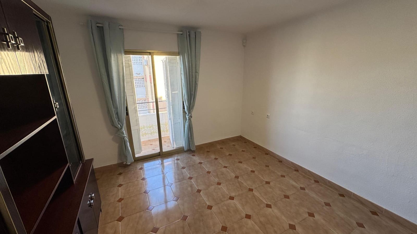 3 slaapkamer Appartement te huur in Alicante stad - € 870 (Ref: 9586625)