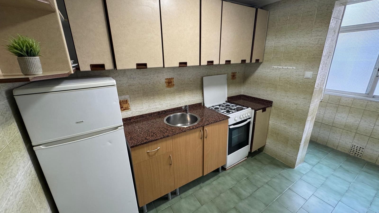 3 slaapkamer Appartement te huur in Alicante stad - € 870 (Ref: 9586625)