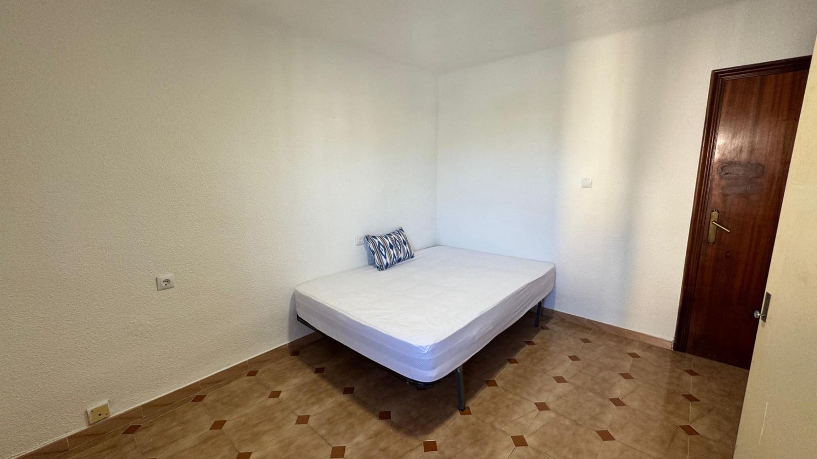 3 slaapkamer Appartement te huur in Alicante stad - € 870 (Ref: 9586625)