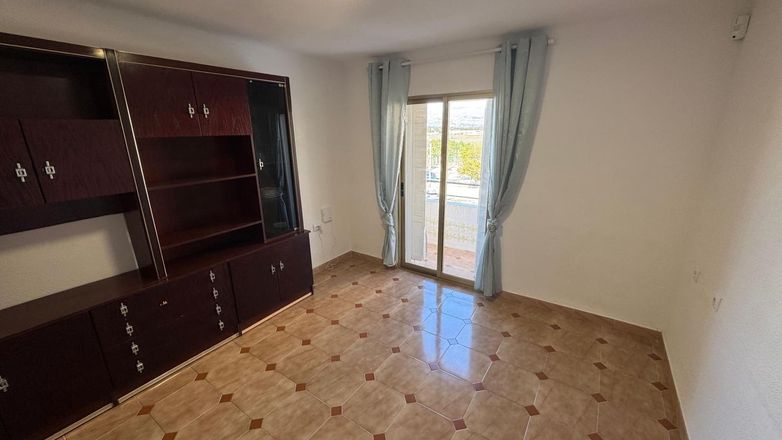 3 slaapkamer Appartement te huur in Alicante stad - € 870 (Ref: 9586625)