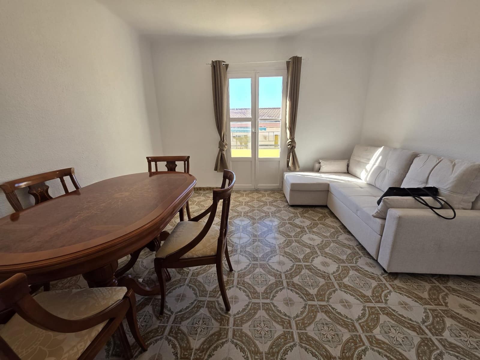 3 soveværelse Lejlighed til leje i Alicante by - € 800 (Ref: 9621814)