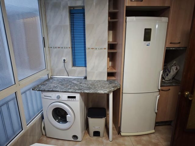 4 quarto Apartamento para arrendar em Carolinas Altas, Alicante cidade - 900 € (Ref: 9677578)