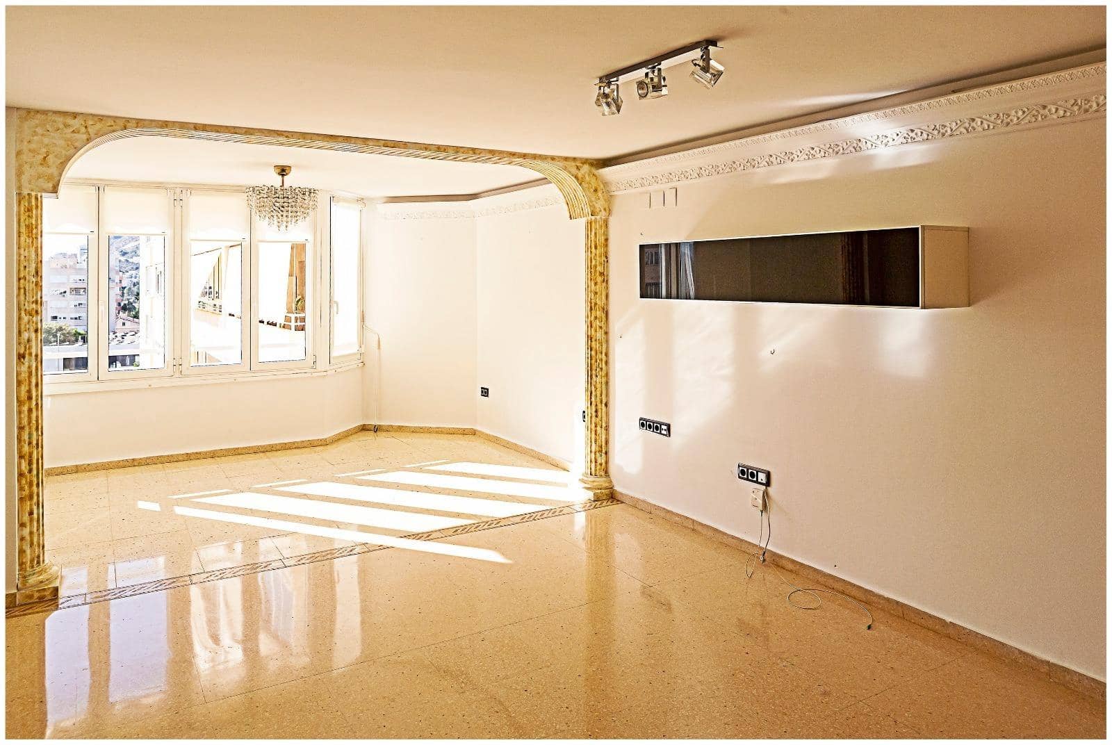 2 bedroom Flat for rent in Alicante / Alacant city with pool garage - € 1,300 (Ref: 9701719)