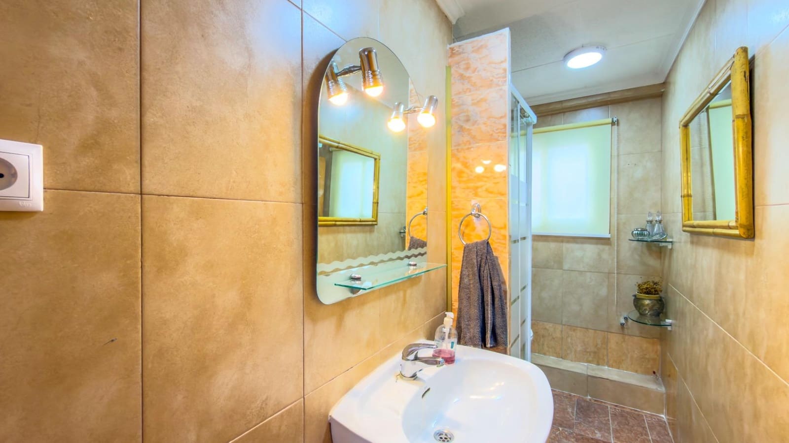 3 bedroom Penthouse for sale in Alicante / Alacant city - € 120,000 (Ref: 9712081)