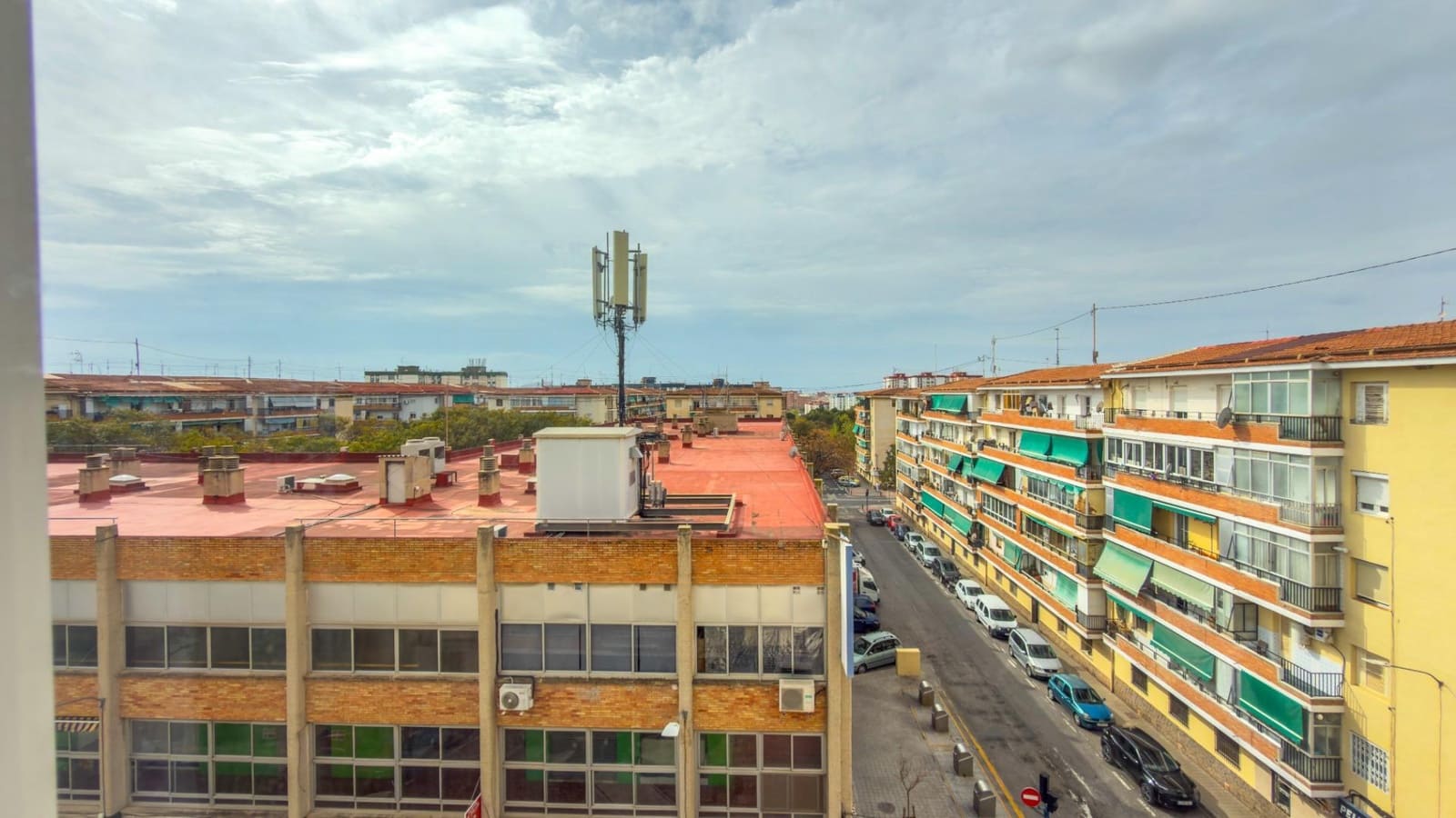 3 bedroom Penthouse for sale in Alicante / Alacant city - € 120,000 (Ref: 9712081)