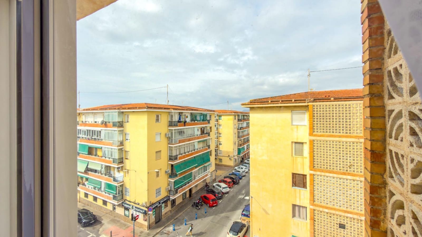 3 bedroom Penthouse for sale in Alicante / Alacant city - € 120,000 (Ref: 9712081)