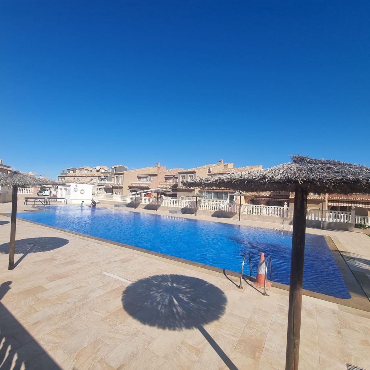 3 sovrum Radhus att hyra i Gran Alacant med pool - 1 200 € (Ref: 9720052)