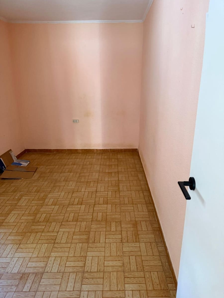 3 bedroom Flat for sale in Alicante / Alacant city - € 150,000 (Ref: 9759072)