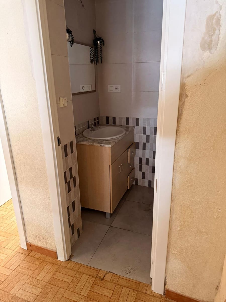 3 bedroom Flat for sale in Alicante / Alacant city - € 150,000 (Ref: 9759072)