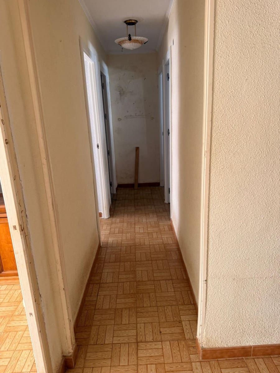 3 bedroom Flat for sale in Alicante / Alacant city - € 150,000 (Ref: 9759072)