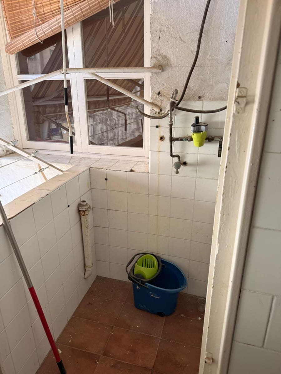 3 bedroom Flat for sale in Alicante / Alacant city - € 150,000 (Ref: 9759072)