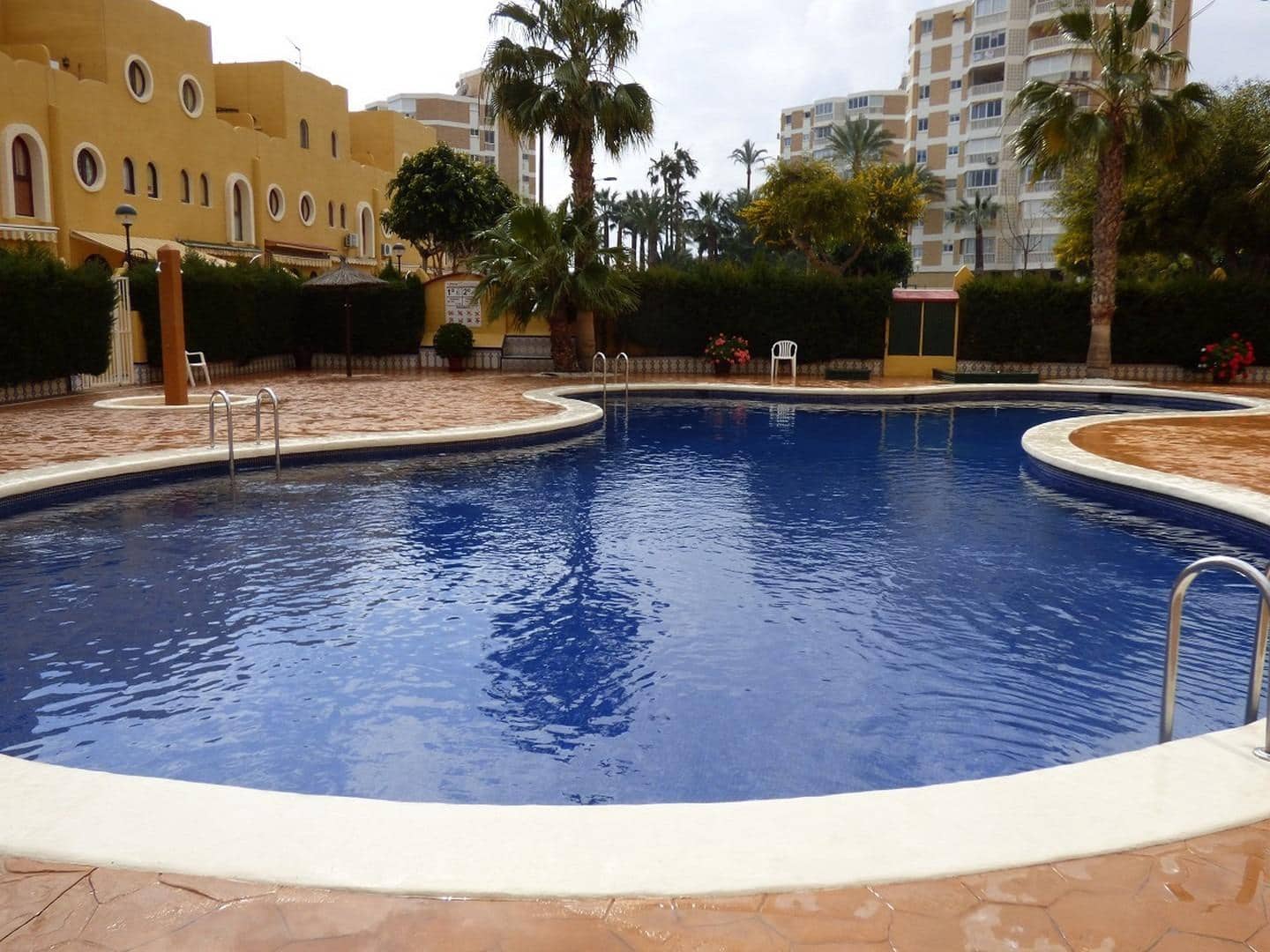Villa/Maison Mitoyenne de 4 chambres à louer à El Campello avec piscine garage - 1 500 € (Ref: 9791154)