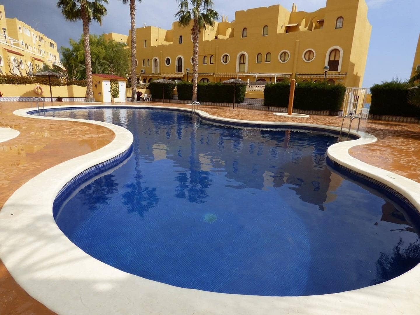 Villa/Maison Mitoyenne de 4 chambres à louer à El Campello avec piscine garage - 1 500 € (Ref: 9791154)