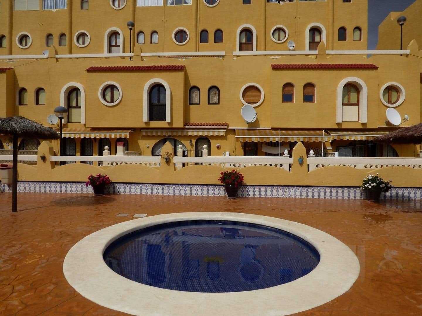 Villa/Maison Mitoyenne de 4 chambres à louer à El Campello avec piscine garage - 1 500 € (Ref: 9791154)