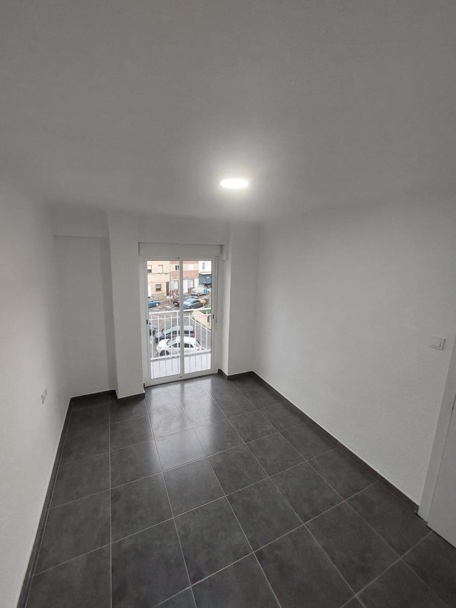 3 slaapkamer Appartement te huur in Santa Pola - € 750 (Ref: 9836426)