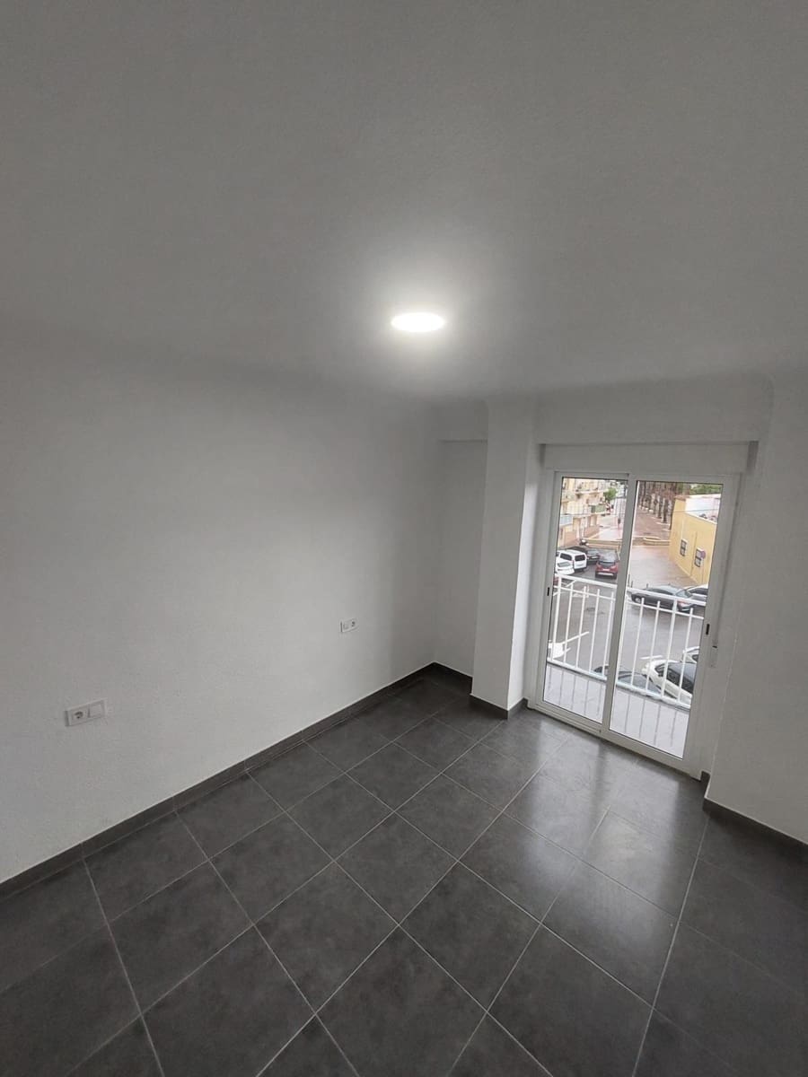 3 slaapkamer Appartement te huur in Santa Pola - € 750 (Ref: 9836426)