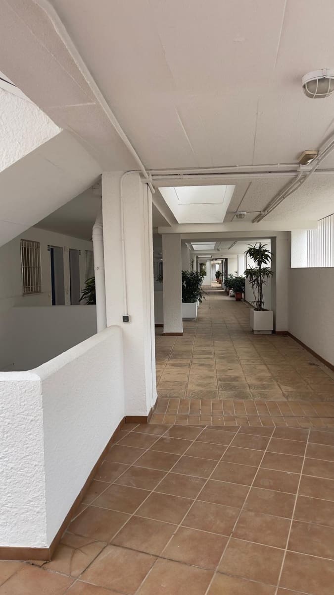 2 bedroom Apartment for rent in Benidorm with pool garage - € 1,200 (Ref: 9839364)