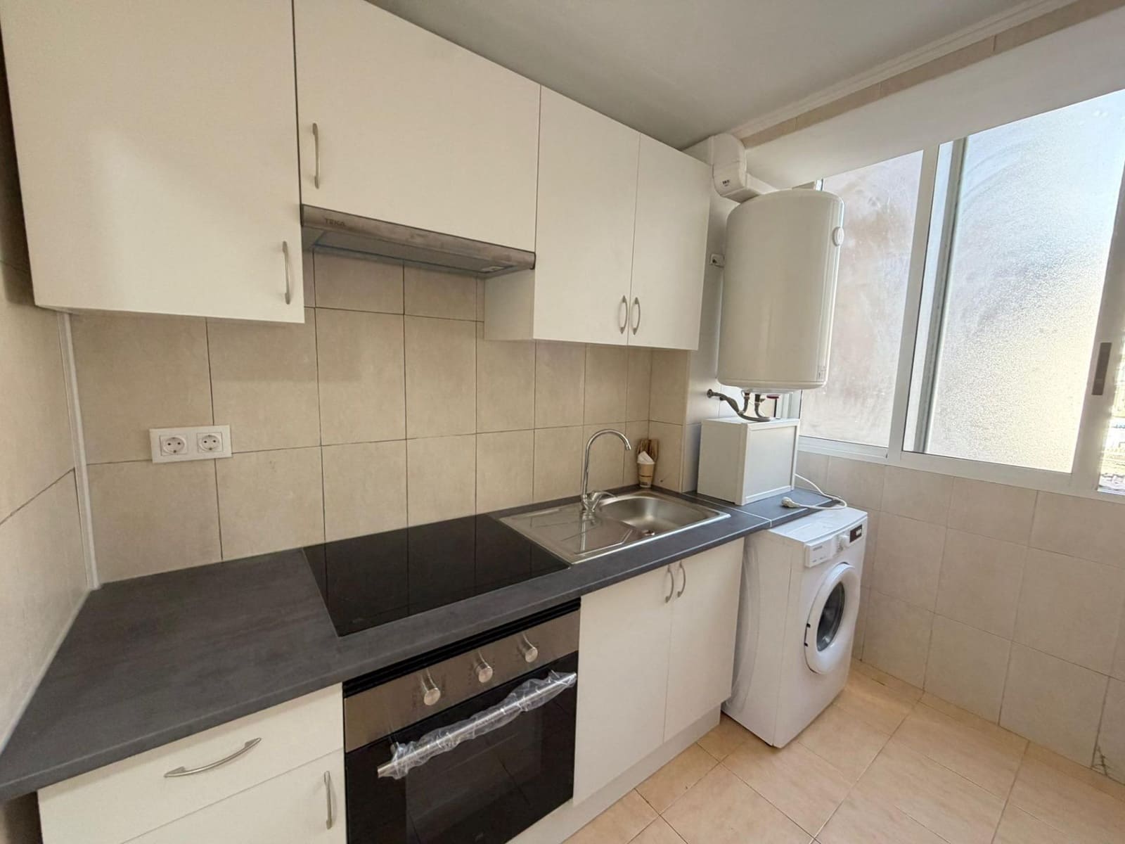 2 soveværelse Lejlighed til leje i Alicante by - € 900 (Ref: 9865306)