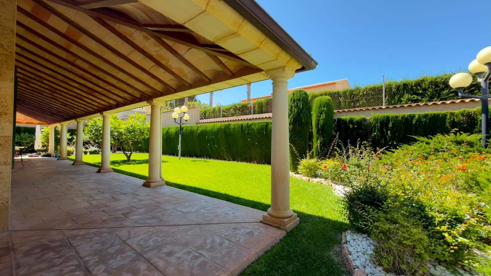 8 bedroom Villa for sale in Calpe / Calp with garage - € 2,500,000 (Ref: 9865308)