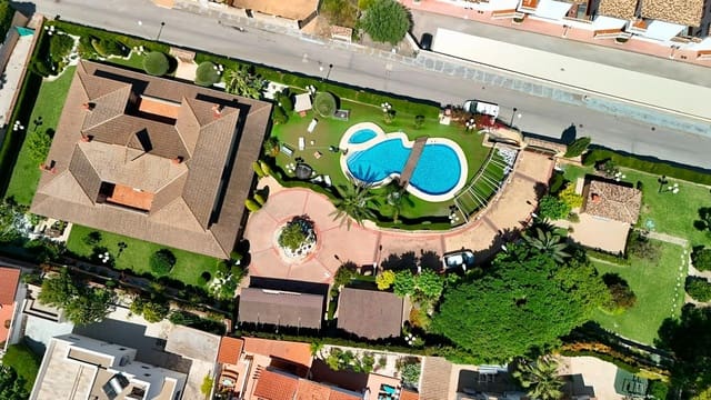 8 bedroom Villa for sale in Calpe / Calp with garage - € 2,500,000 (Ref: 9865308)
