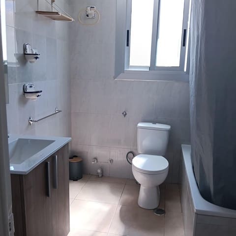 Appartement de 3 chambres à louer à Alicante ville - 900 € (Ref: 9884932)