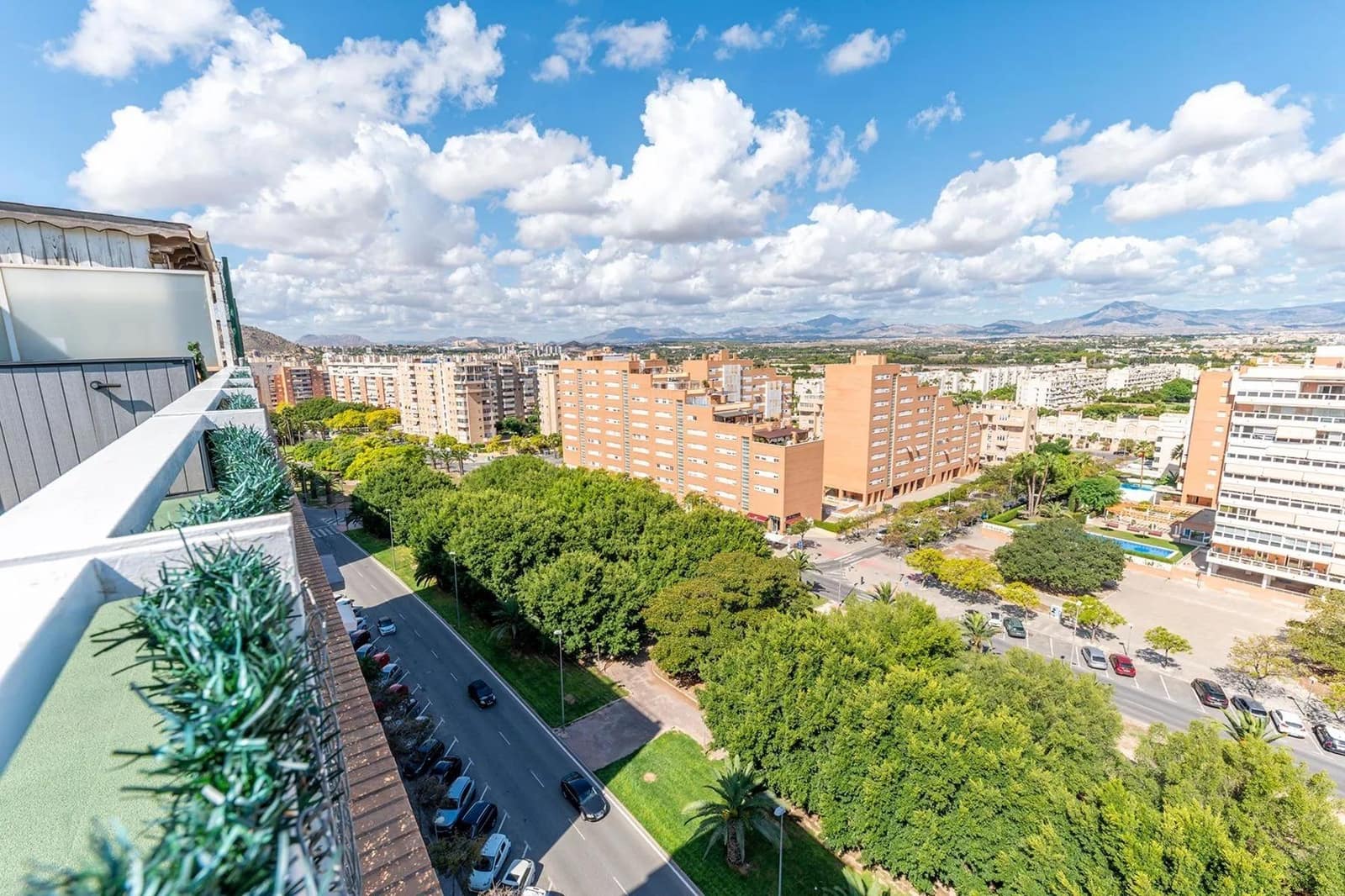 5 makuuhuone Kattohuoneisto myytävänä paikassa Playa de San Juan mukana uima-altaan 
autotalli - 990 000 € (Ref: 9898909)