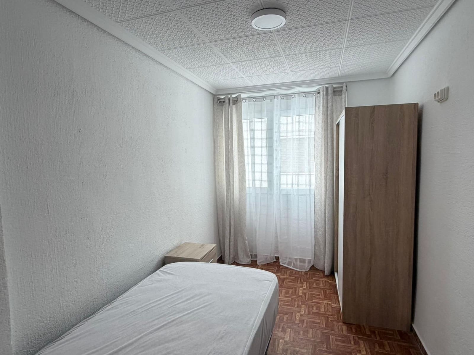 4 Zimmer Wohnung zu vermieten in Alicante / Alacant Stadt - 1.200 € (Ref: 9898911)