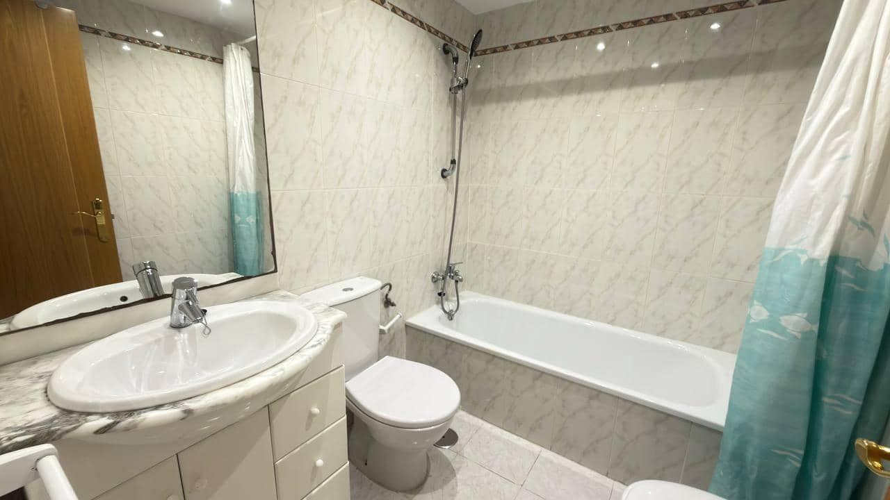 3 slaapkamer Flat te huur in Alicante stad met zwembad garage - € 1.350 (Ref: 9916971)