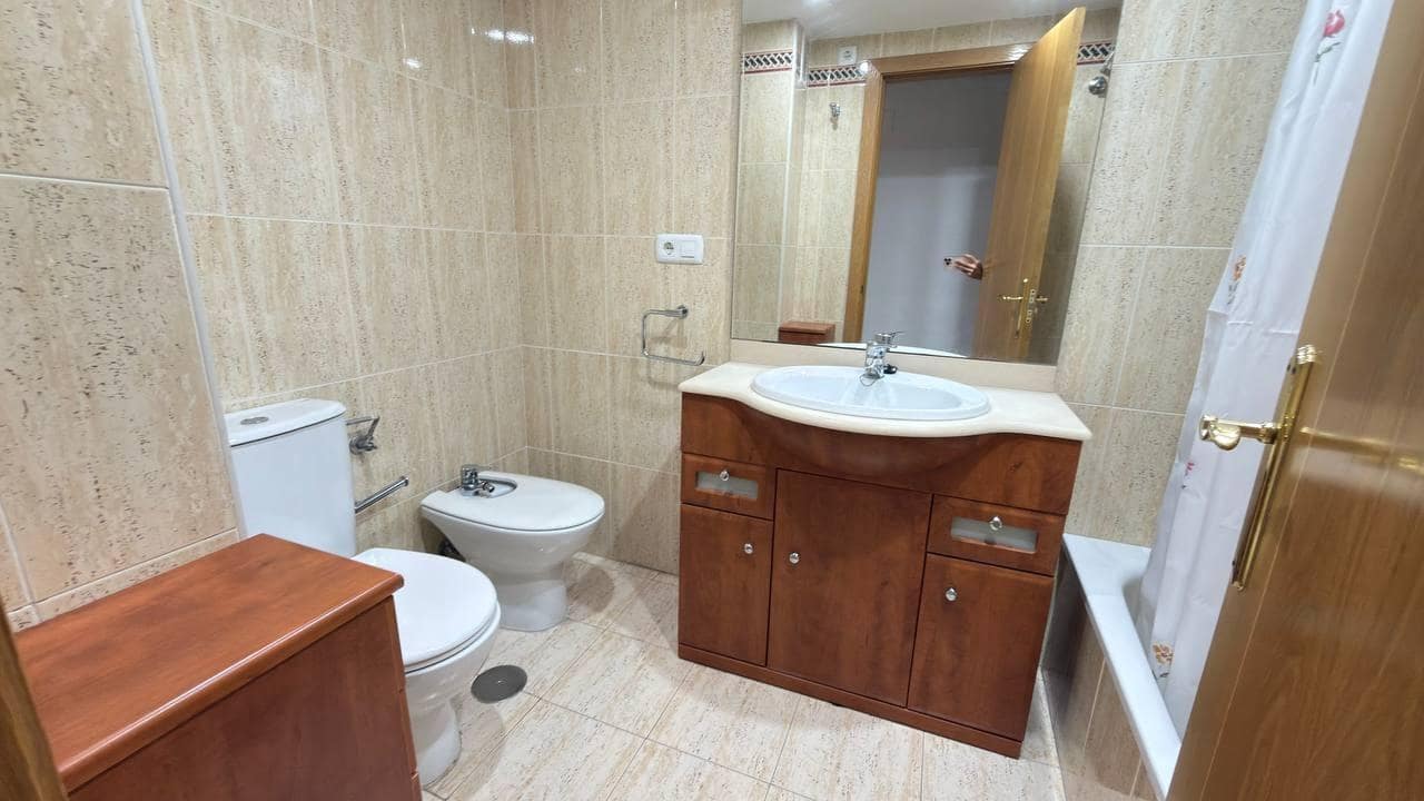 3 slaapkamer Flat te huur in Alicante stad met zwembad garage - € 1.350 (Ref: 9916971)