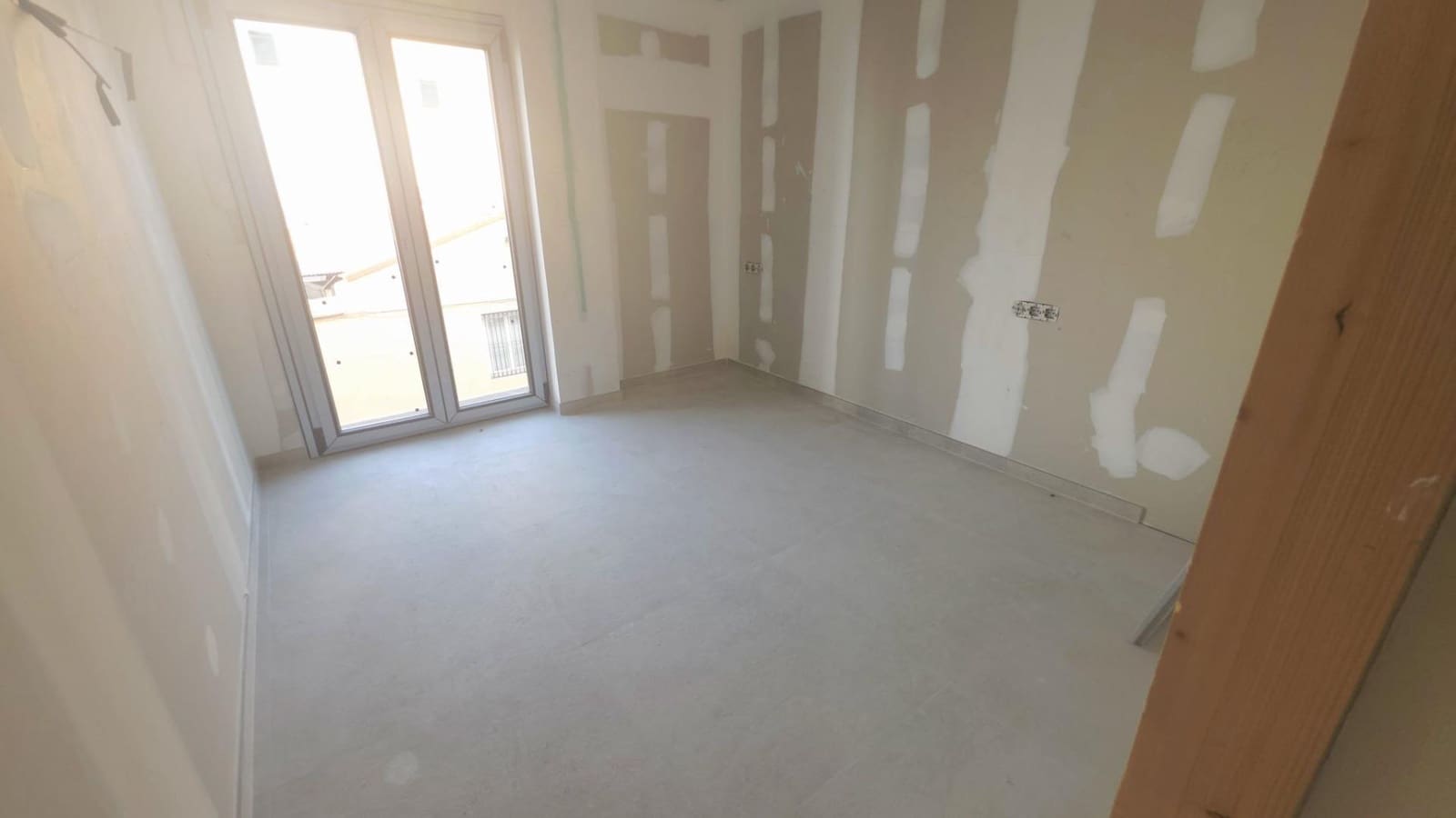 2 soverom Leilighet til salgs i Alicante by med svømmebasseng - € 279 000 (Ref: 9936475)
