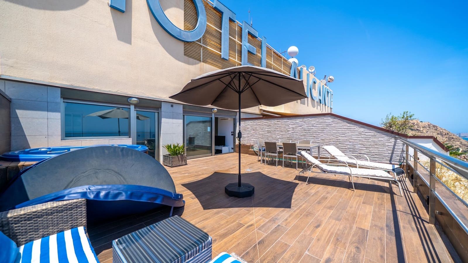 2 soveværelse Penthouse til salg i Alicante by - € 850.000 (Ref: 9938303)