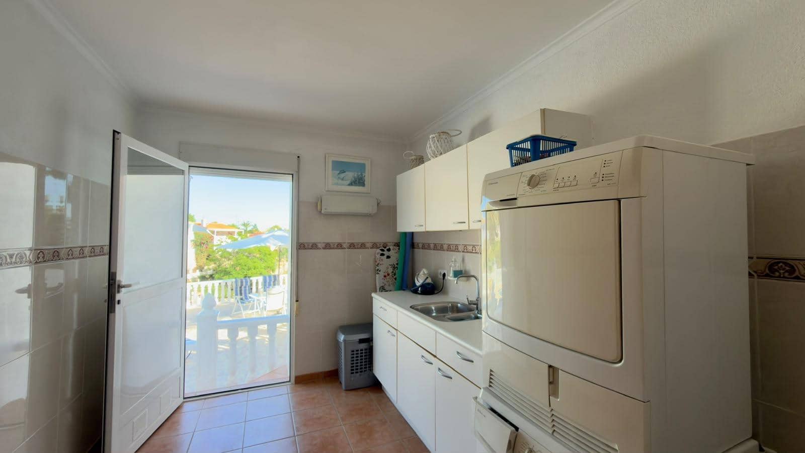 4 bedroom Villa for sale in La Nucia with pool garage - € 525,000 (Ref: 9945831)