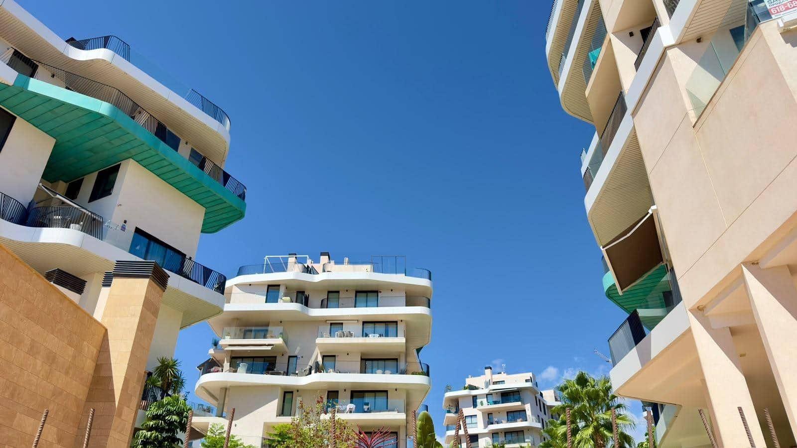 Penthouse de 2 chambres à louer à La Villajoyosa / Vila Joiosa avec piscine garage - 2 500 € (Ref: 9978971)